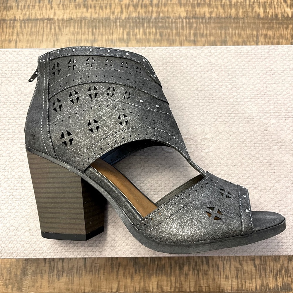 Maurice’s heeled boot, grayish black, Sz 9